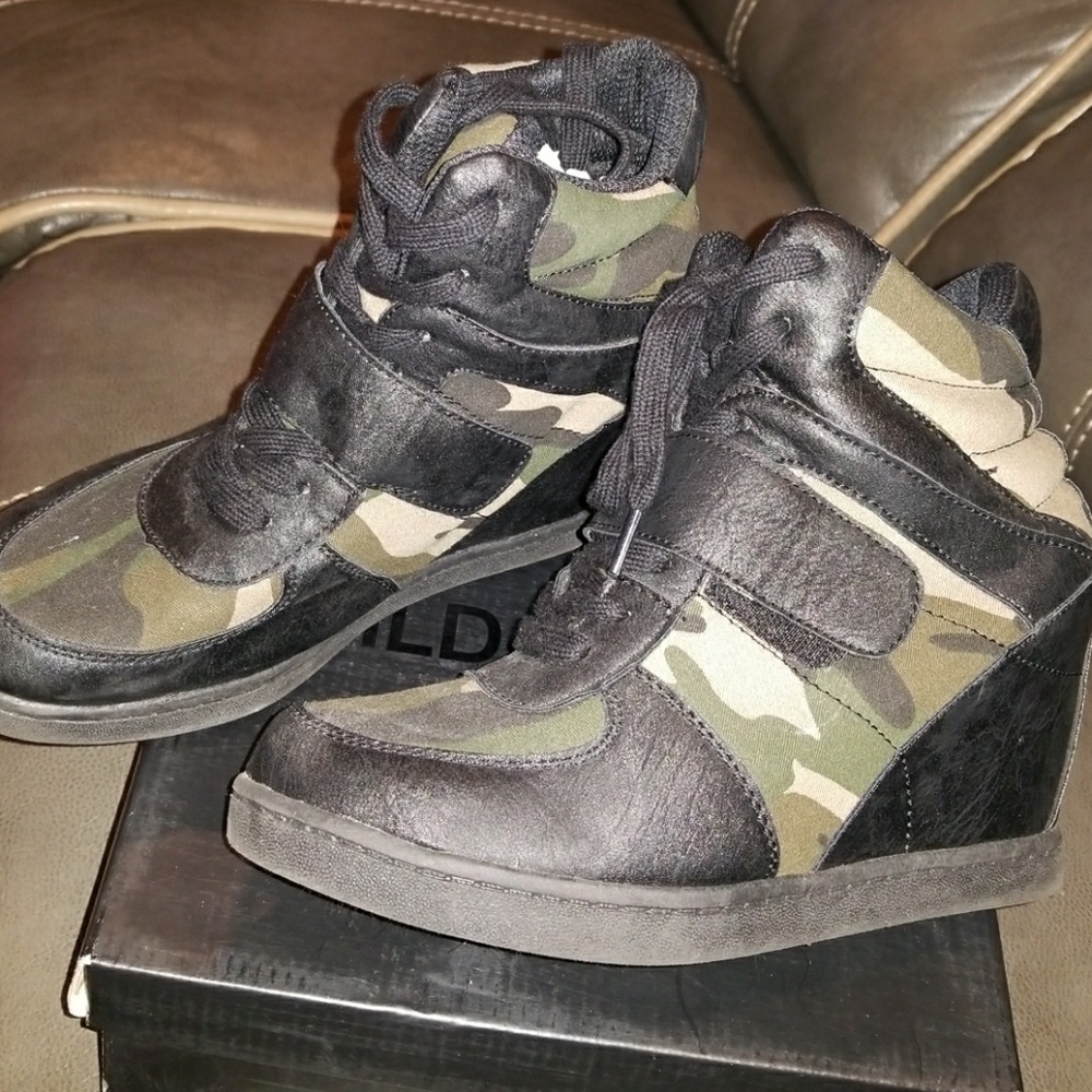 Wedge tennis shoes